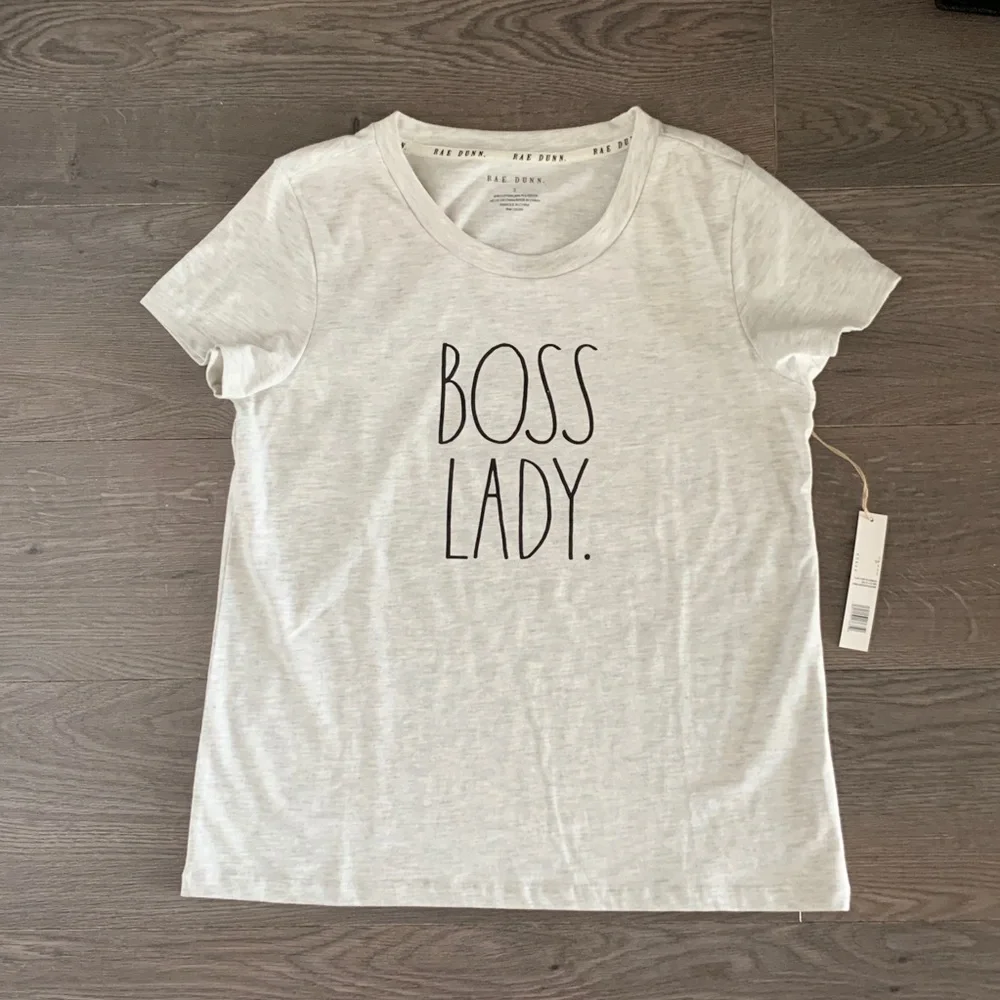 NWT Rae Dunn Gray 'Boss Lady' Top - Picture 2 of 4
